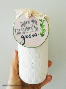 DIY Teacher appreciation gift plus free printable "thank you for helping me grow" labels. Easy DIY succulent gift for that special teacher!