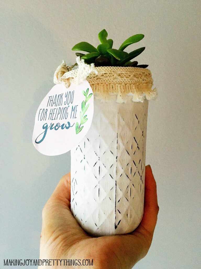 DIY Teacher appreciation gift plus free printable "thank you for helping me grow" labels. Easy DIY succulent gift for that special teacher!