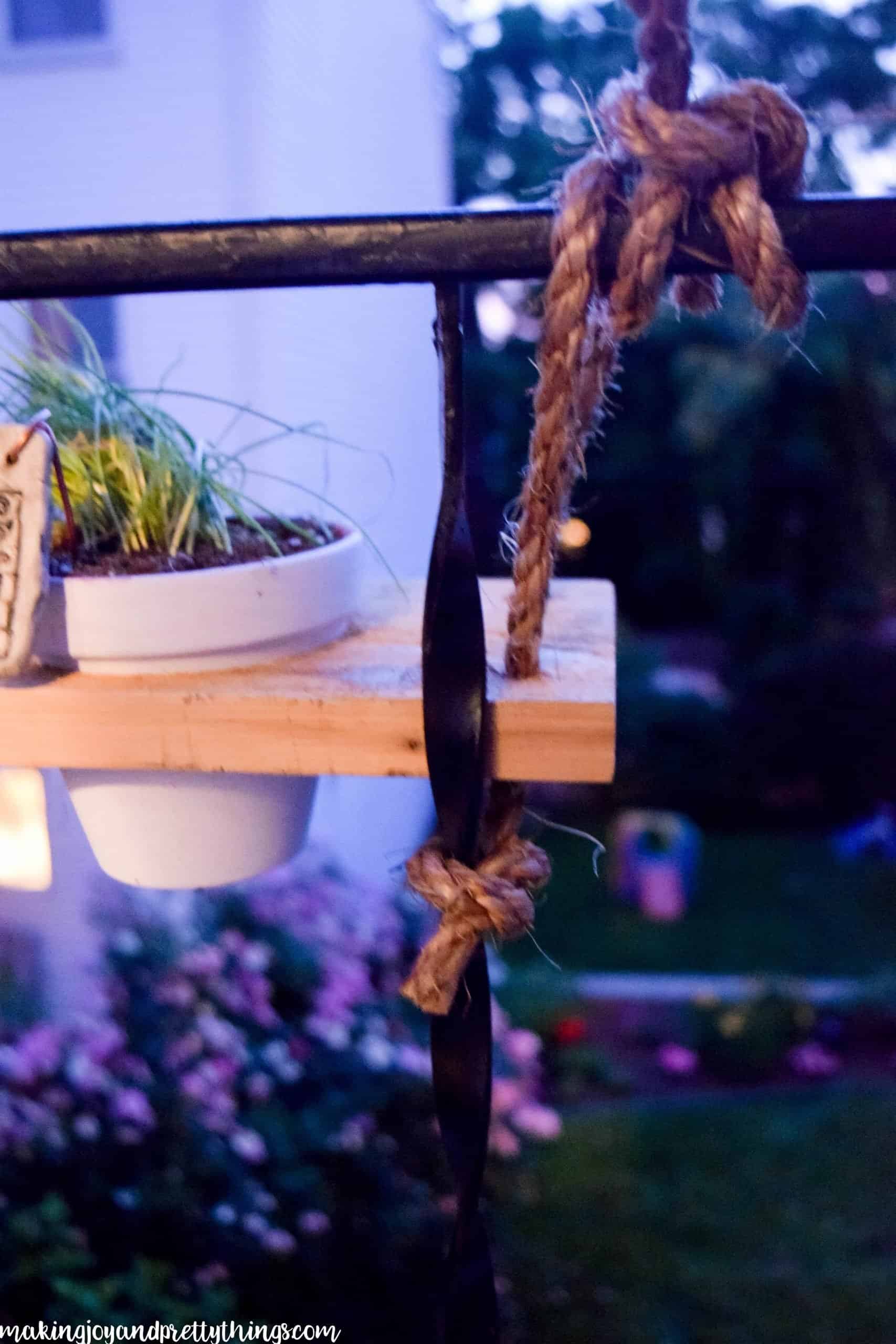 You HAVE to check out this amazing DIY hanging herb garden!! Perfect DIY herb garden for a small outdoor space. Hangs on a railing like a window box!