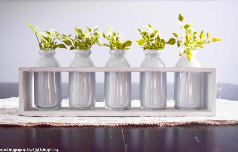 Simple Summer Farmhouse Centerpiece. This is so pretty and an easy DIY to add farmhouse style and fixer upper style to your home. Summer DIY decor project plus links to other great summer DIY decor projects!