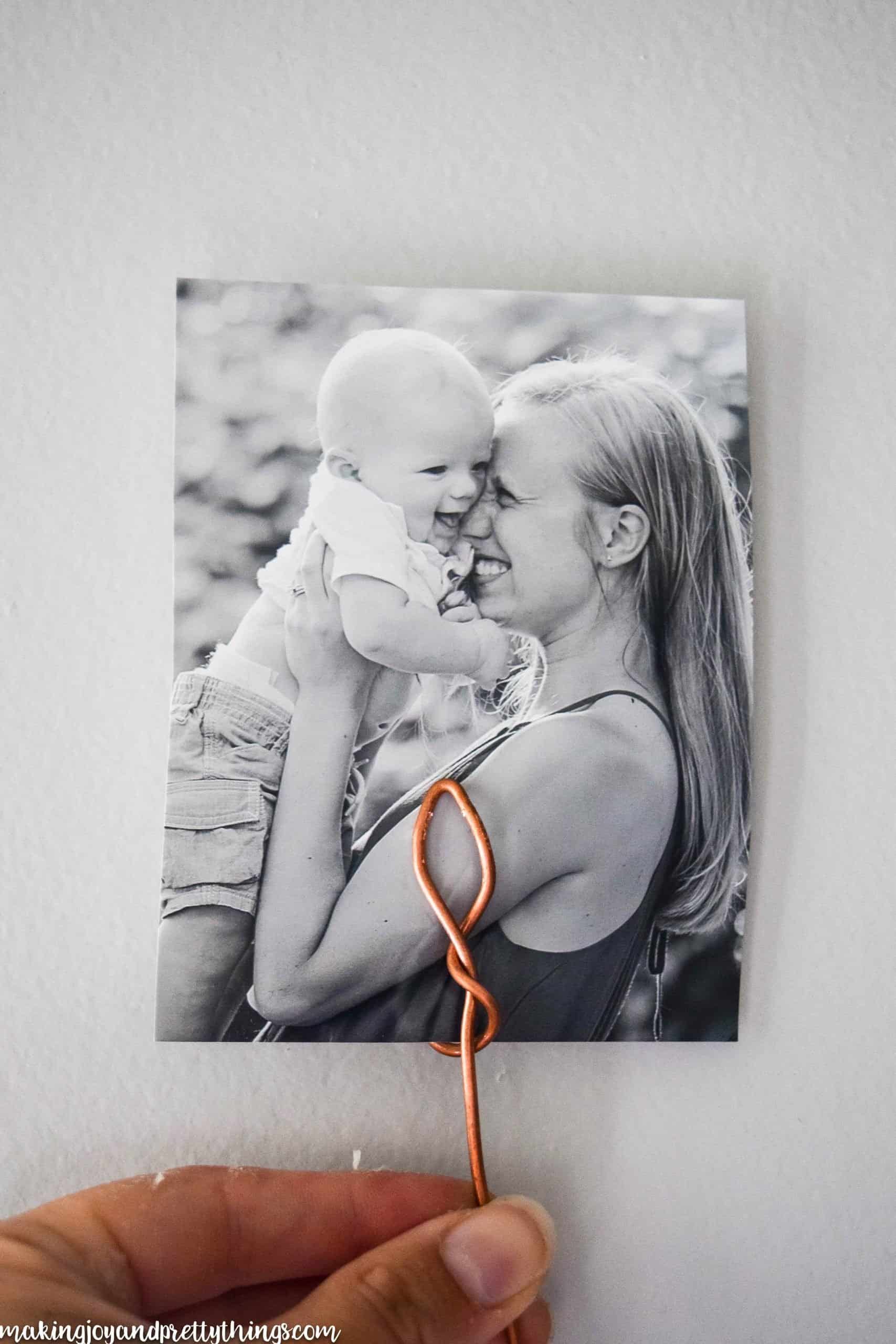 Want to display a family photo but need a creative way to do so? This DIY wire photo holder is a great tutorial to do so 