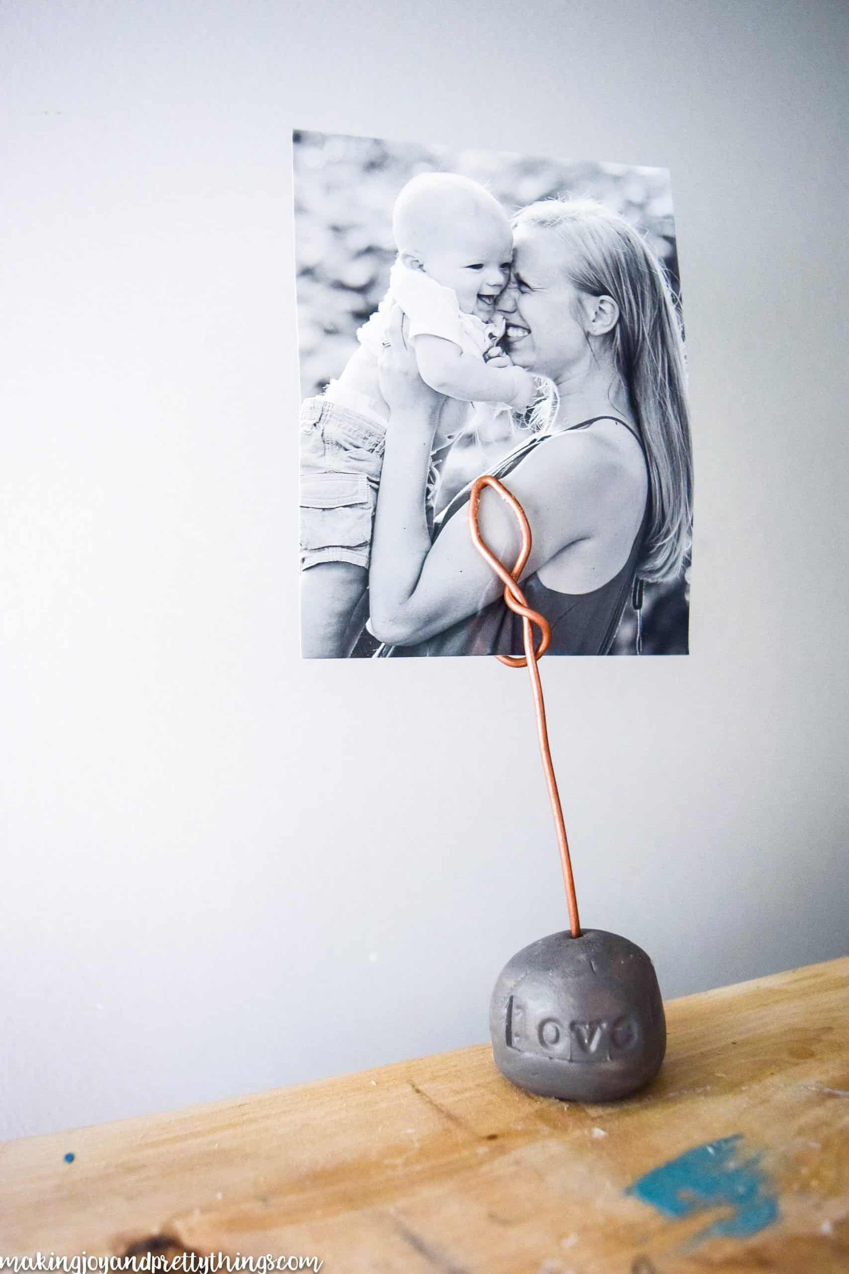 Shortening the copper wire to better display pictures using this DIY wire photo holder