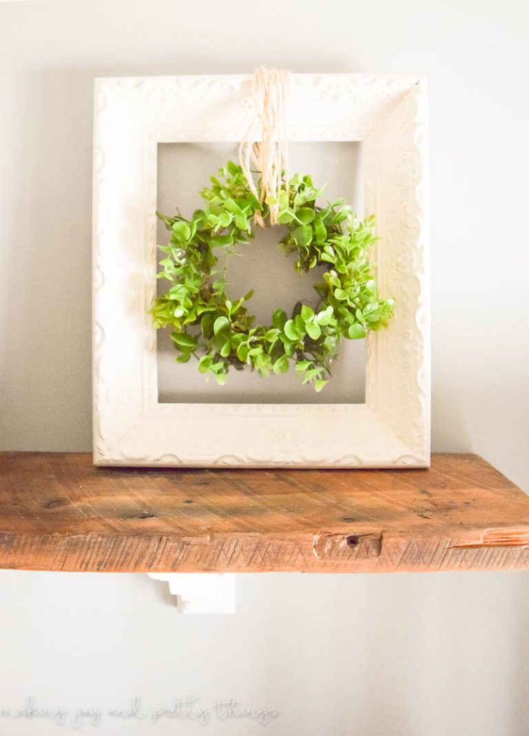 Simple Farmhouse Decor: Upcycled Frame and Wreath