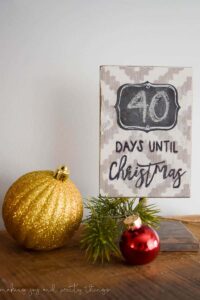 Get into the holiday spirit by making a fun and easy farmhouse rustic DIY Christmas countdown sign!