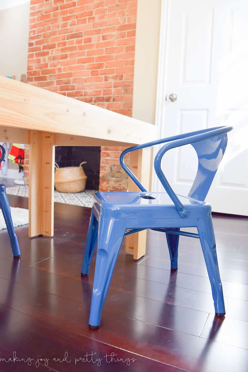 Small child-size blue metal chairs from Walmart are perfect for this kids crafting table.
