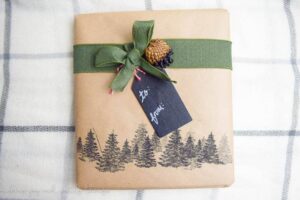 Rustic gift wrapping ideas using pinecones. DIY Gift Wrap. Gift Wrapping Ideas.