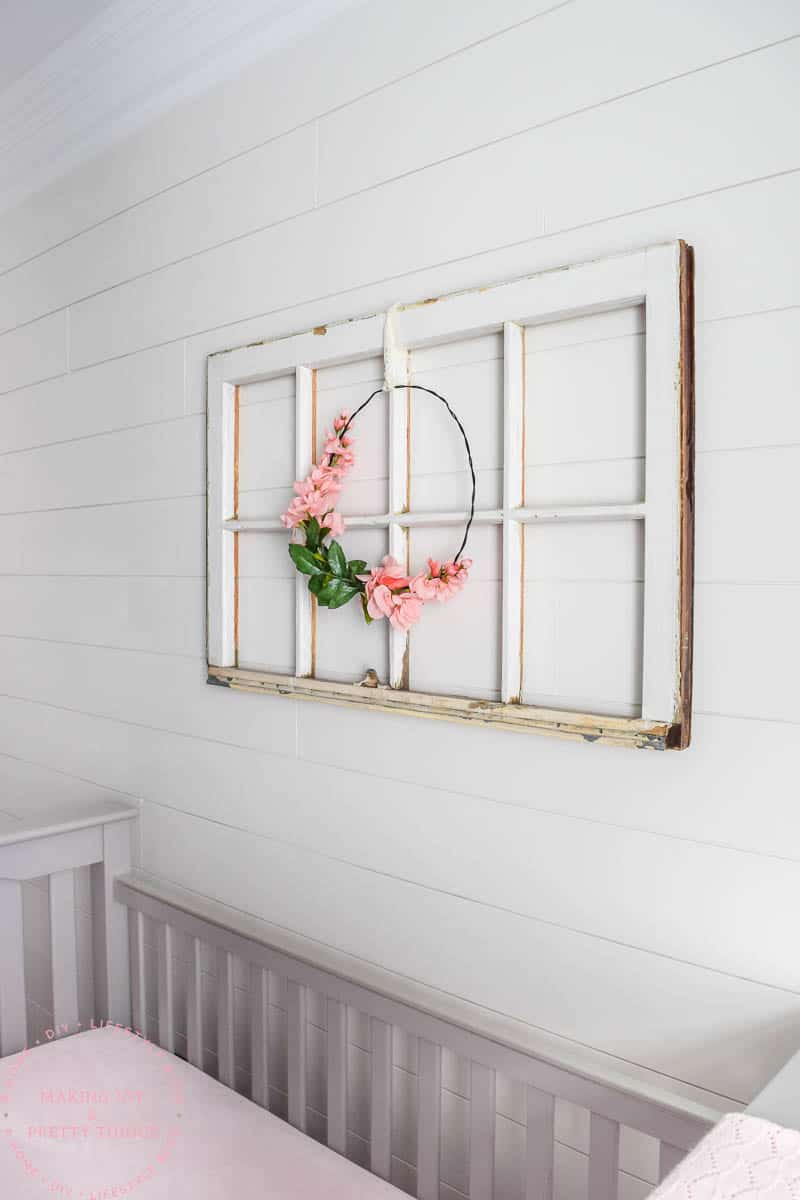Decorating a room or nursery is easy to do in a farmhouse style with simple and easy to decor ideas 