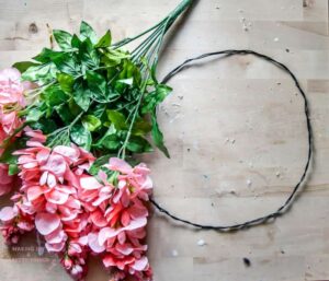 DIY wreath | farmhouse wreath | farmhouse wreath DIY | simple wreath DIY | floral wreath | spring wreath | summer wreath | farmhouse style DIY | DIY crafts | DIY wreath ideas | DIY farmhouse wreath | simple floral farmhouse wreath