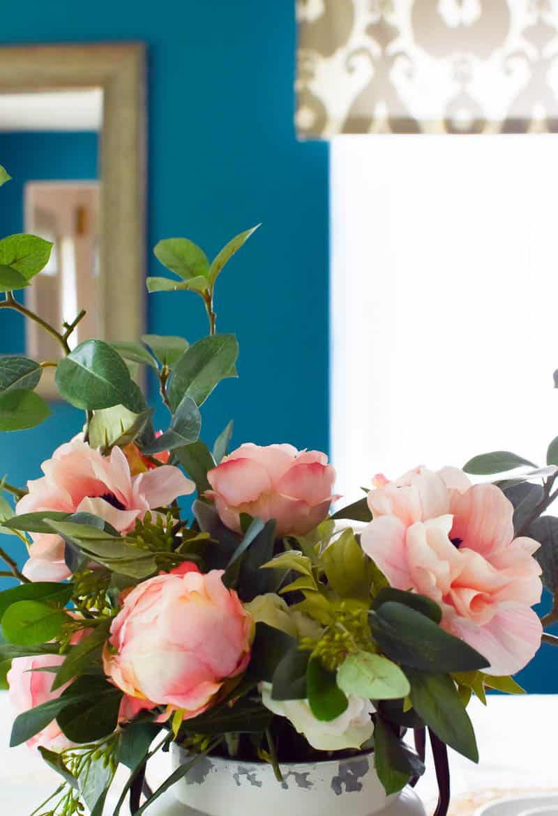 This DIY tutorial is a fun and simple way to add an amazing centerpiece for your home