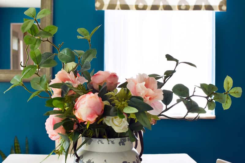 Beautiful farmhouse floral arrangement that is a quick and easy DIY using an old vintage milk can