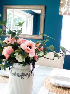 See how I made a simple flower arrangement that anyone can do themselves and paired it with a vintage farmhouse milk can for the perfect farmhouse style flower arrangement or centerpiece! farmhouse decor | farmhouse style | farmhouse flower arrangements | flower arrangements DIY | DIY centerpieces wedding | farmhouse style centerpiece