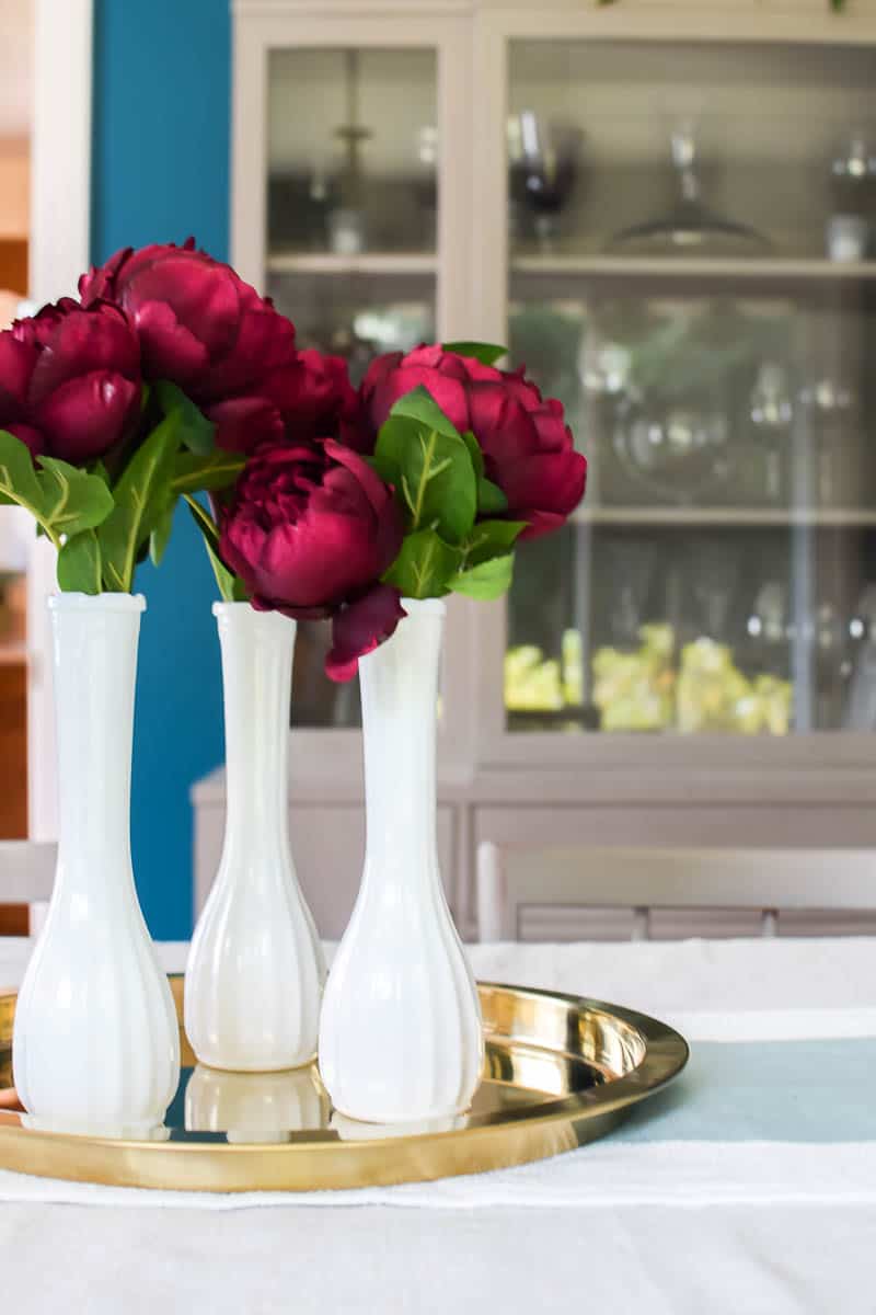 See how I used thrift store vases and just one type of flower to make the prettiest centerpiece perfect for Fall!