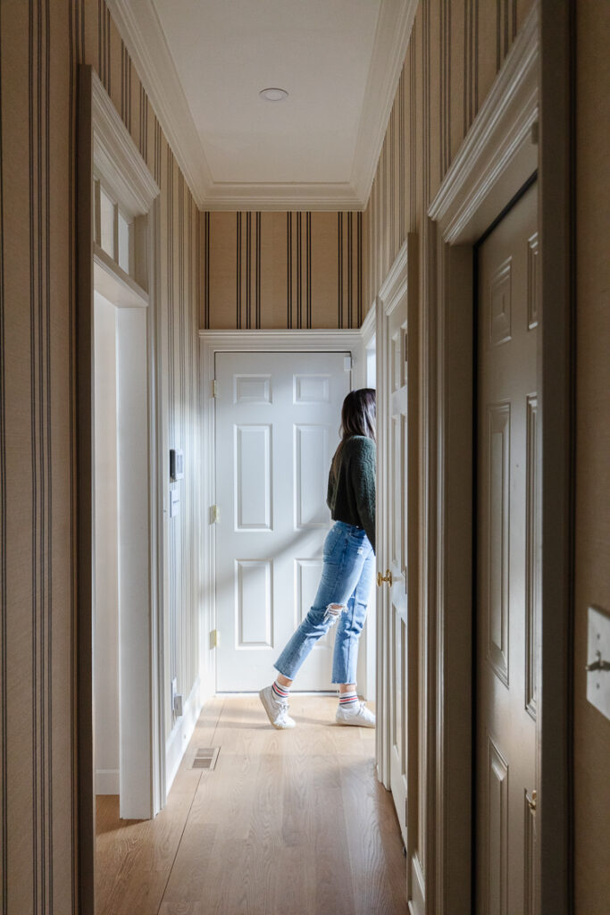 Wallpaper idea for your hallway with a beige stripe pattern.