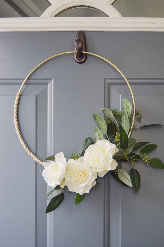 diy minimalist gold and white winter wreath | Diy Christmas decorations | diy Christmas decor | diy Christmas wreath | diy Christmas wreaths easy | diy Christmas wreaths for front door | diy winter wreath | diy winter decor | minimalist wreath | winter wreath diy | winter wreaths for front door | diy projects | crafts