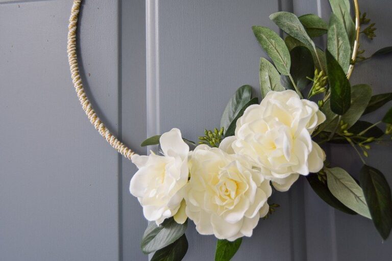 diy minimalist gold and white winter wreath | Diy Christmas decorations | diy Christmas decor | diy Christmas wreath | diy Christmas wreaths easy | diy Christmas wreaths for front door | diy winter wreath | diy winter decor | minimalist wreath | winter wreath diy | winter wreaths for front door | diy projects | crafts