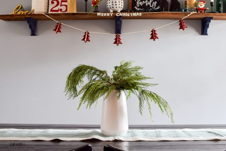 #christmas #diningroom #homedecor #christmasdecorations | christmas decorations | christmas in the dining room | decorate for christmas | dining room decor | dining room table | diy christmas decorations | decorating ideas | decorating for christmas