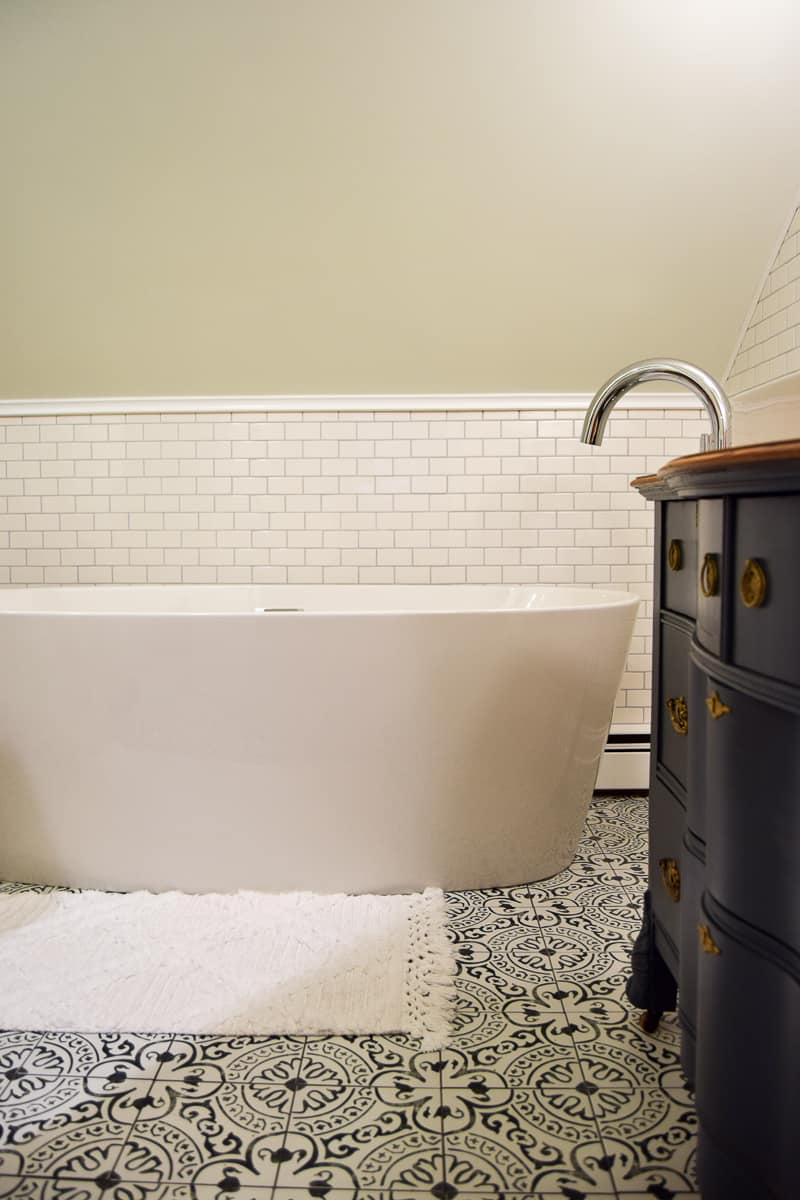 A fell in love with this gorgeous, deep porcelain bathtub and had to have it! It's the perfect mix of modern and vintage and matches the sleek design.