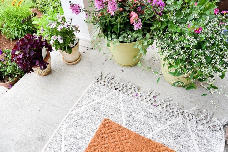 Easy and affordable front porch decor ideas you can do to create a welcoming curb appeal and dress up your entryway. Find out how to layer doormats, mix and match doormats, and more doormat ideas. Get all the front porch inspiration you need to get the best layered doormat combination. Doormat Layering Guide and front porch decor ideas! #layereddoormat #doormat #entryway #porch #diy #decor #designinspo