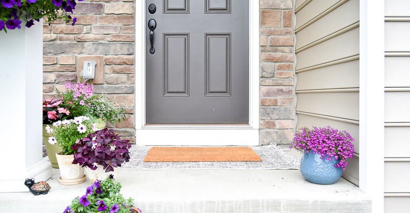 Easy and affordable front porch decor ideas you can do to create a welcoming curb appeal and dress up your entryway. Find out how to layer doormats, mix and match doormats, and more doormat ideas. Get all the front porch inspiration you need to get the best layered doormat combination. Doormat Layering Guide and front porch decor ideas! #layereddoormat #doormat #entryway #porch #diy #decor #designinspo