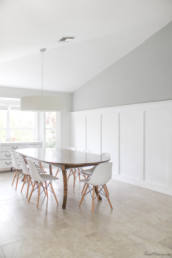 A photo of dining room painted with Light French.