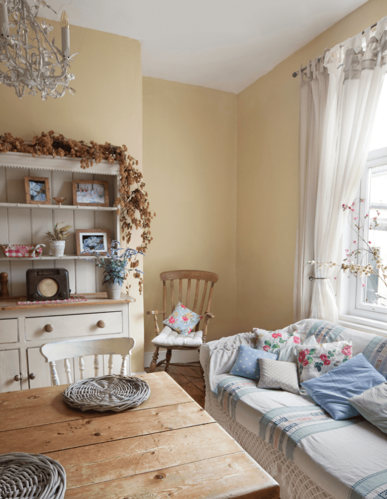 The Shabby Chic decor style has wooden furniture with color accessories, commonly using light pink and muted teal green. White painted and distressed furniture is definitely a key element of the Shabby Chic style. 