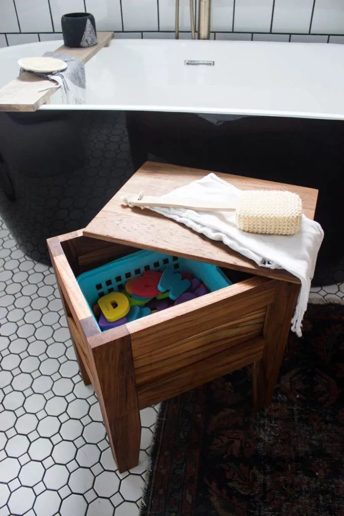 This wooden bath toy storage box also serves as a stool next to the bathtub and is easy to build yourself